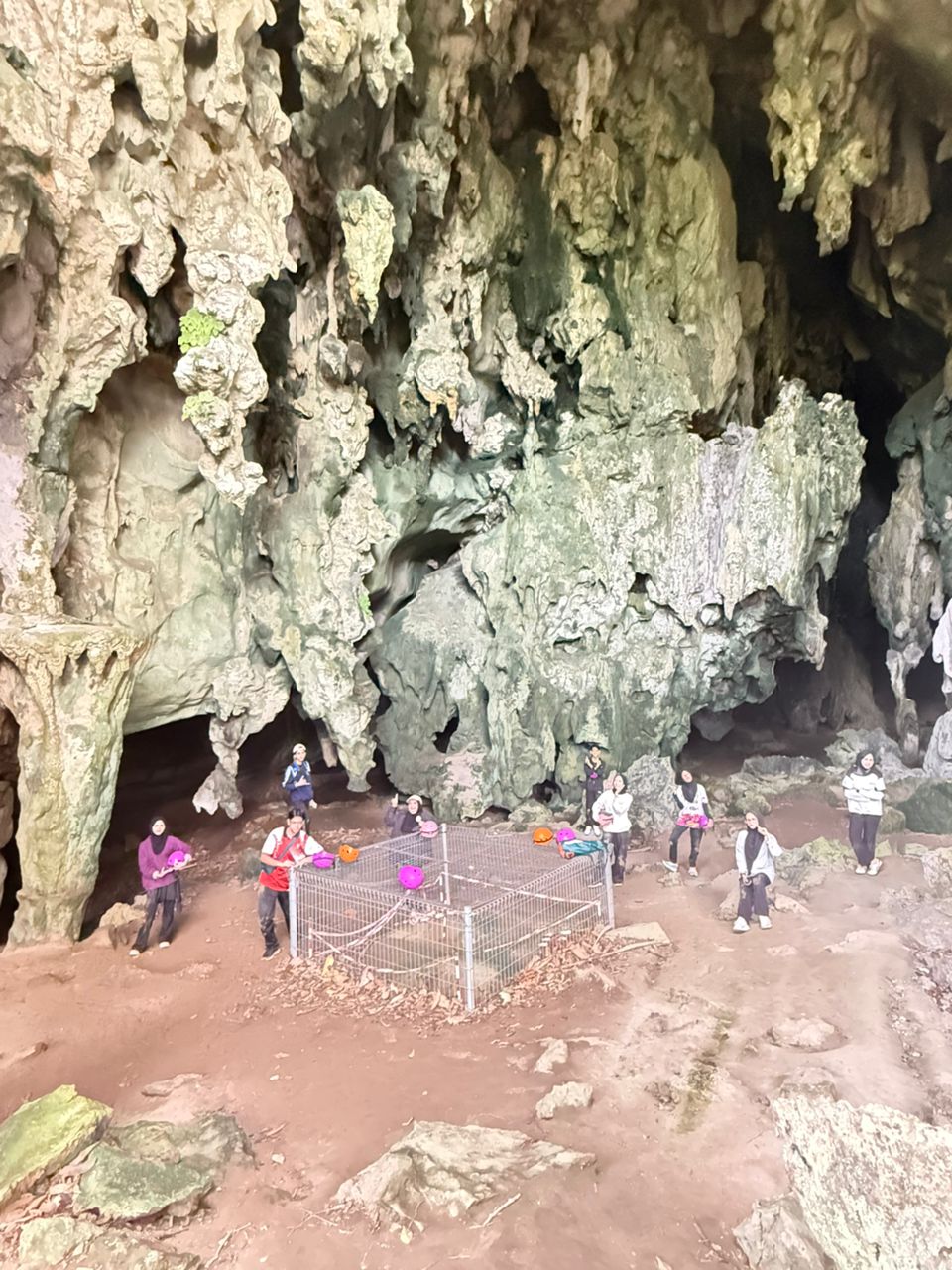 Caving (Teroka Gua)